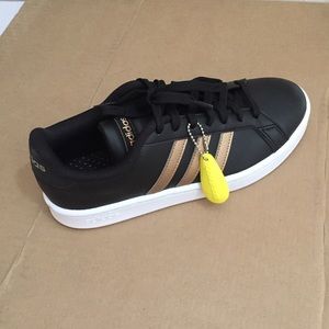 Adidas Cloudfoam size 8 black & gold court shoes